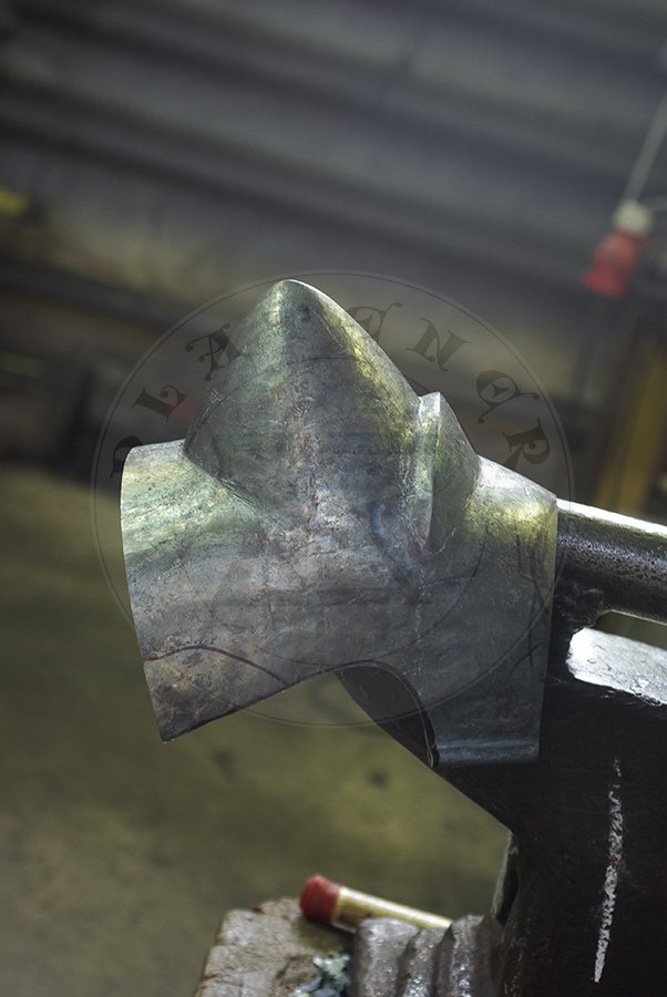 Przybica z zason typu psi pysk wzorowana na hemie CH16 z Churburga z dodatkow zason wzorowan na oryginale A69 z Wallace Collection./Visored bascinet based on helmet CH16 from Churburg with additional visor made in style of Wallace Collection A69.