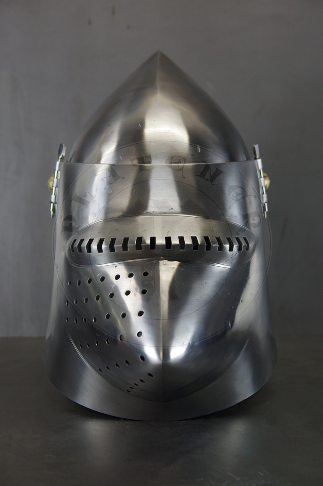 The bascinet based on original from Burgos combined with three visors: Loewenburg, Churburg CH16 and a plow like visor. Each visor is raised without welding. Hand engraved brass caps for the hinge's rivets. All hardened and tempered up to 34 HRC./ Basinet wzorowany na oryginale z Burgos w poczeniu z trzema zasonami: Loewenburg, Churburg CH16 i zasonie typu pug lub tzw. abi pysk. Kada z zason wykuta bez spawania. Rcznie grawerowane mosine nakadki na nity od zawiasw zasony. Wszystkie elementy hartowane i odpuszczany do 34 HRC.
