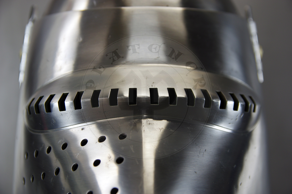 The bascinet based on original from Burgos combined with three visors: Loewenburg, Churburg CH16 and a plow like visor. Each visor is raised without welding. Hand engraved brass caps for the hinge's rivets. All hardened and tempered up to 34 HRC./ Basinet wzorowany na oryginale z Burgos w poczeniu z trzema zasonami: Loewenburg, Churburg CH16 i zasonie typu pug lub tzw. abi pysk. Kada z zason wykuta bez spawania. Rcznie grawerowane mosine nakadki na nity od zawiasw zasony. Wszystkie elementy hartowane i odpuszczany do 34 HRC.