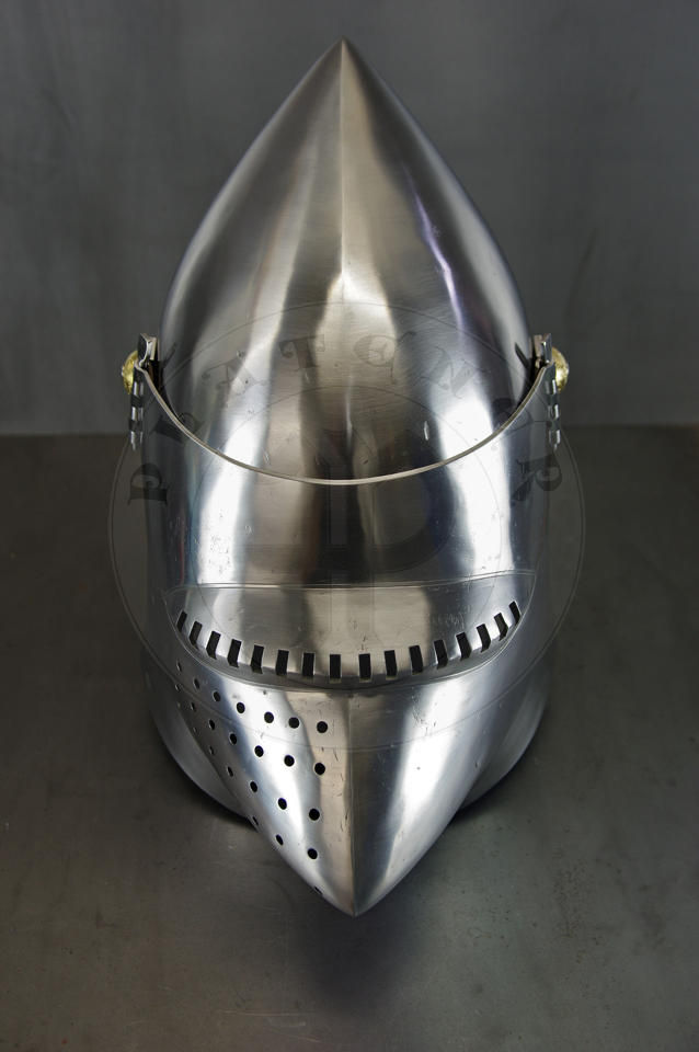 The bascinet based on original from Burgos combined with three visors: Loewenburg, Churburg CH16 and a plow like visor. Each visor is raised without welding. Hand engraved brass caps for the hinge's rivets. All hardened and tempered up to 34 HRC./ Basinet wzorowany na oryginale z Burgos w poczeniu z trzema zasonami: Loewenburg, Churburg CH16 i zasonie typu pug lub tzw. abi pysk. Kada z zason wykuta bez spawania. Rcznie grawerowane mosine nakadki na nity od zawiasw zasony. Wszystkie elementy hartowane i odpuszczany do 34 HRC.