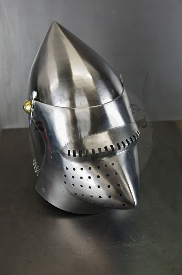 The bascinet based on original from Burgos combined with three visors: Loewenburg, Churburg CH16 and a plow like visor. Each visor is raised without welding. Hand engraved brass caps for the hinge's rivets. All hardened and tempered up to 34 HRC./ Basinet wzorowany na oryginale z Burgos w poczeniu z trzema zasonami: Loewenburg, Churburg CH16 i zasonie typu pug lub tzw. abi pysk. Kada z zason wykuta bez spawania. Rcznie grawerowane mosine nakadki na nity od zawiasw zasony. Wszystkie elementy hartowane i odpuszczany do 34 HRC.