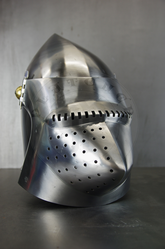 The bascinet based on original from Burgos combined with three visors: Loewenburg, Churburg CH16 and a plow like visor. Each visor is raised without welding. Hand engraved brass caps for the hinge's rivets. All hardened and tempered up to 34 HRC./ Basinet wzorowany na oryginale z Burgos w poczeniu z trzema zasonami: Loewenburg, Churburg CH16 i zasonie typu pug lub tzw. abi pysk. Kada z zason wykuta bez spawania. Rcznie grawerowane mosine nakadki na nity od zawiasw zasony. Wszystkie elementy hartowane i odpuszczany do 34 HRC.