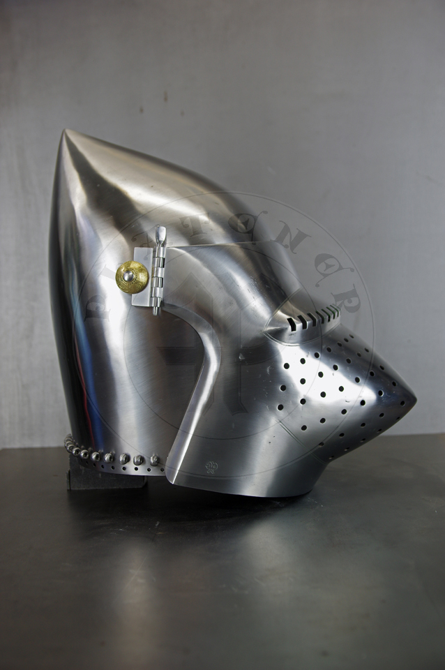 The bascinet based on original from Burgos combined with three visors: Loewenburg, Churburg CH16 and a plow like visor. Each visor is raised without welding. Hand engraved brass caps for the hinge's rivets. All hardened and tempered up to 34 HRC./ Basinet wzorowany na oryginale z Burgos w poczeniu z trzema zasonami: Loewenburg, Churburg CH16 i zasonie typu pug lub tzw. abi pysk. Kada z zason wykuta bez spawania. Rcznie grawerowane mosine nakadki na nity od zawiasw zasony. Wszystkie elementy hartowane i odpuszczany do 34 HRC.