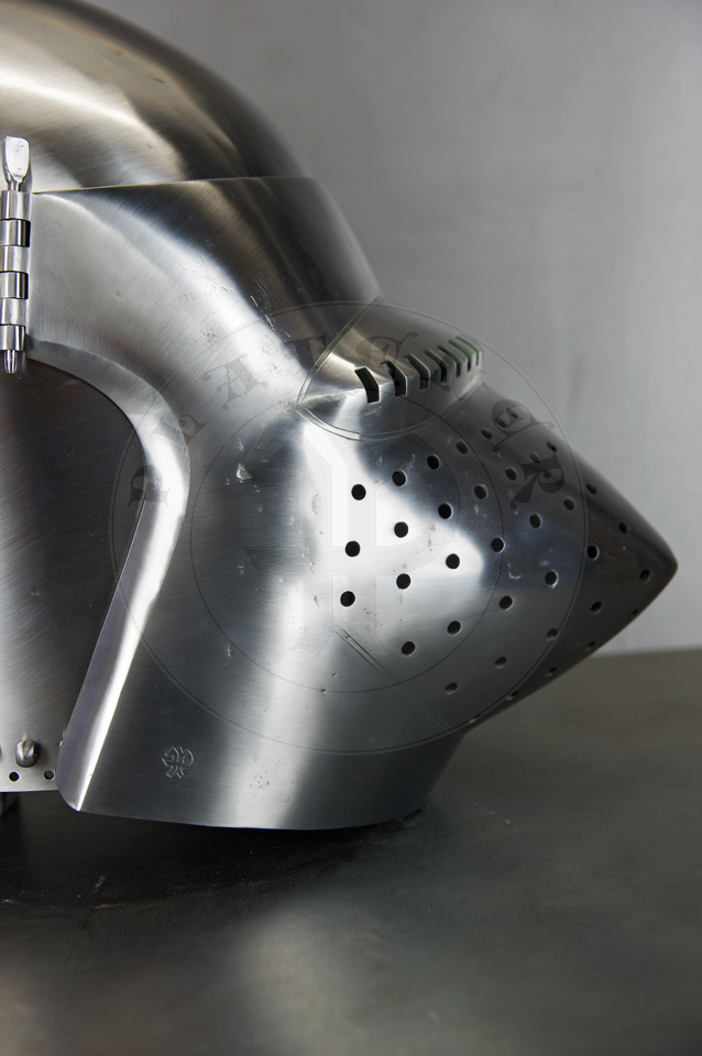 The bascinet based on original from Burgos combined with three visors: Loewenburg, Churburg CH16 and a plow like visor. Each visor is raised without welding. Hand engraved brass caps for the hinge's rivets. All hardened and tempered up to 34 HRC./ Basinet wzorowany na oryginale z Burgos w poczeniu z trzema zasonami: Loewenburg, Churburg CH16 i zasonie typu pug lub tzw. abi pysk. Kada z zason wykuta bez spawania. Rcznie grawerowane mosine nakadki na nity od zawiasw zasony. Wszystkie elementy hartowane i odpuszczany do 34 HRC.