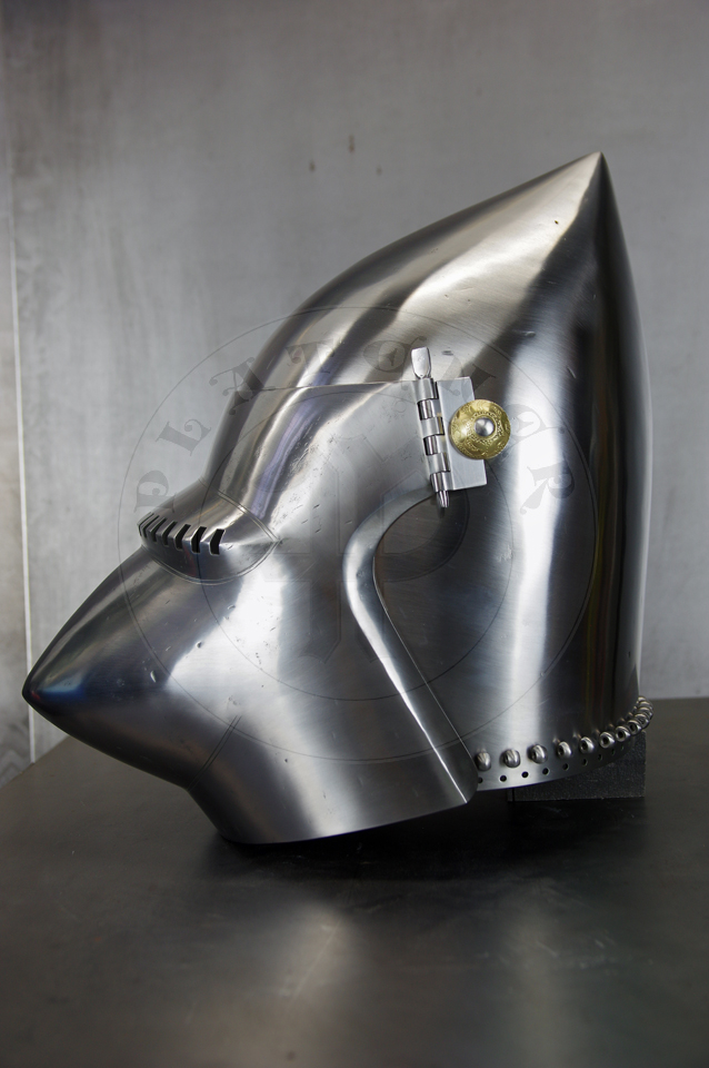 The bascinet based on original from Burgos combined with three visors: Loewenburg, Churburg CH16 and a plow like visor. Each visor is raised without welding. Hand engraved brass caps for the hinge's rivets. All hardened and tempered up to 34 HRC./ Basinet wzorowany na oryginale z Burgos w poczeniu z trzema zasonami: Loewenburg, Churburg CH16 i zasonie typu pug lub tzw. abi pysk. Kada z zason wykuta bez spawania. Rcznie grawerowane mosine nakadki na nity od zawiasw zasony. Wszystkie elementy hartowane i odpuszczany do 34 HRC.