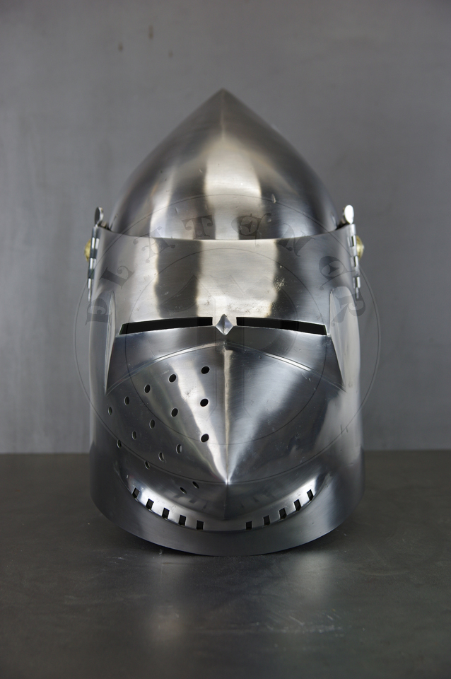 The bascinet based on original from Burgos combined with three visors: Loewenburg, Churburg CH16 and a plow like visor. Each visor is raised without welding. Hand engraved brass caps for the hinge's rivets. All hardened and tempered up to 34 HRC./ Basinet wzorowany na oryginale z Burgos w poczeniu z trzema zasonami: Loewenburg, Churburg CH16 i zasonie typu pug lub tzw. abi pysk. Kada z zason wykuta bez spawania. Rcznie grawerowane mosine nakadki na nity od zawiasw zasony. Wszystkie elementy hartowane i odpuszczany do 34 HRC.