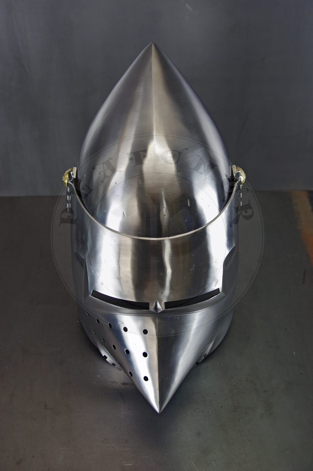 The bascinet based on original from Burgos combined with three visors: Loewenburg, Churburg CH16 and a plow like visor. Each visor is raised without welding. Hand engraved brass caps for the hinge's rivets. All hardened and tempered up to 34 HRC./ Basinet wzorowany na oryginale z Burgos w poczeniu z trzema zasonami: Loewenburg, Churburg CH16 i zasonie typu pug lub tzw. abi pysk. Kada z zason wykuta bez spawania. Rcznie grawerowane mosine nakadki na nity od zawiasw zasony. Wszystkie elementy hartowane i odpuszczany do 34 HRC.
