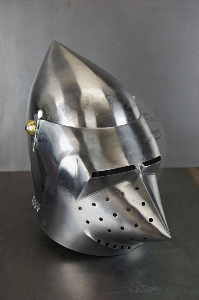 The bascinet based on original from Burgos combined with three visors: Loewenburg, Churburg CH16 and a plow like visor. Each visor is raised without welding. Hand engraved brass caps for the hinge's rivets. All hardened and tempered up to 34 HRC./ Basinet wzorowany na oryginale z Burgos w poczeniu z trzema zasonami: Loewenburg, Churburg CH16 i zasonie typu pug lub tzw. abi pysk. Kada z zason wykuta bez spawania. Rcznie grawerowane mosine nakadki na nity od zawiasw zasony. Wszystkie elementy hartowane i odpuszczany do 34 HRC.