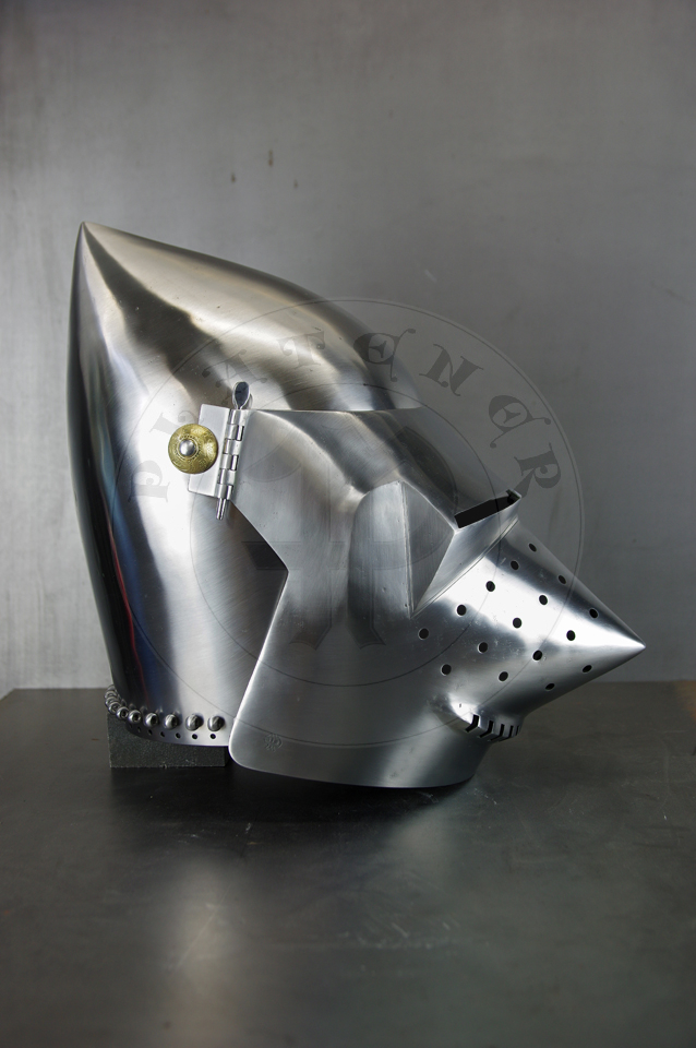 The bascinet based on original from Burgos combined with three visors: Loewenburg, Churburg CH16 and a plow like visor. Each visor is raised without welding. Hand engraved brass caps for the hinge's rivets. All hardened and tempered up to 34 HRC./ Basinet wzorowany na oryginale z Burgos w poczeniu z trzema zasonami: Loewenburg, Churburg CH16 i zasonie typu pug lub tzw. abi pysk. Kada z zason wykuta bez spawania. Rcznie grawerowane mosine nakadki na nity od zawiasw zasony. Wszystkie elementy hartowane i odpuszczany do 34 HRC.