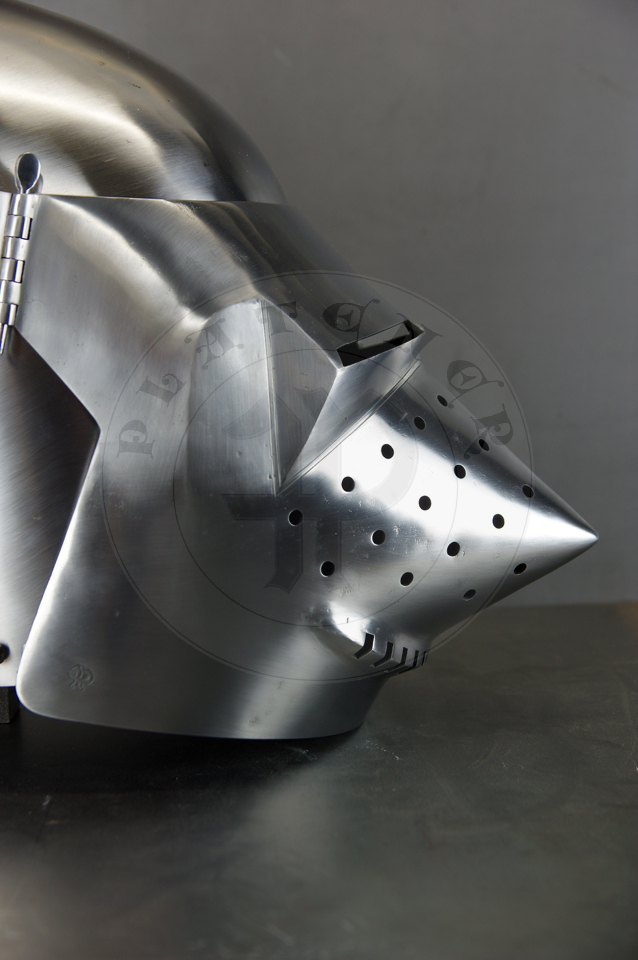 The bascinet based on original from Burgos combined with three visors: Loewenburg, Churburg CH16 and a plow like visor. Each visor is raised without welding. Hand engraved brass caps for the hinge's rivets. All hardened and tempered up to 34 HRC./ Basinet wzorowany na oryginale z Burgos w poczeniu z trzema zasonami: Loewenburg, Churburg CH16 i zasonie typu pug lub tzw. abi pysk. Kada z zason wykuta bez spawania. Rcznie grawerowane mosine nakadki na nity od zawiasw zasony. Wszystkie elementy hartowane i odpuszczany do 34 HRC.