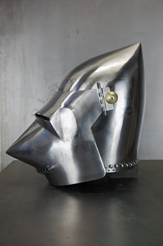 The bascinet based on original from Burgos combined with three visors: Loewenburg, Churburg CH16 and a plow like visor. Each visor is raised without welding. Hand engraved brass caps for the hinge's rivets. All hardened and tempered up to 34 HRC./ Basinet wzorowany na oryginale z Burgos w poczeniu z trzema zasonami: Loewenburg, Churburg CH16 i zasonie typu pug lub tzw. abi pysk. Kada z zason wykuta bez spawania. Rcznie grawerowane mosine nakadki na nity od zawiasw zasony. Wszystkie elementy hartowane i odpuszczany do 34 HRC.