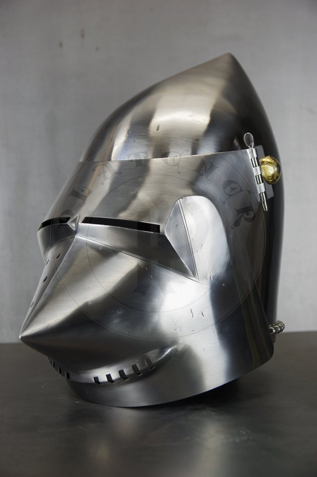 The bascinet based on original from Burgos combined with three visors: Loewenburg, Churburg CH16 and a plow like visor. Each visor is raised without welding. Hand engraved brass caps for the hinge's rivets. All hardened and tempered up to 34 HRC./ Basinet wzorowany na oryginale z Burgos w poczeniu z trzema zasonami: Loewenburg, Churburg CH16 i zasonie typu pug lub tzw. abi pysk. Kada z zason wykuta bez spawania. Rcznie grawerowane mosine nakadki na nity od zawiasw zasony. Wszystkie elementy hartowane i odpuszczany do 34 HRC.