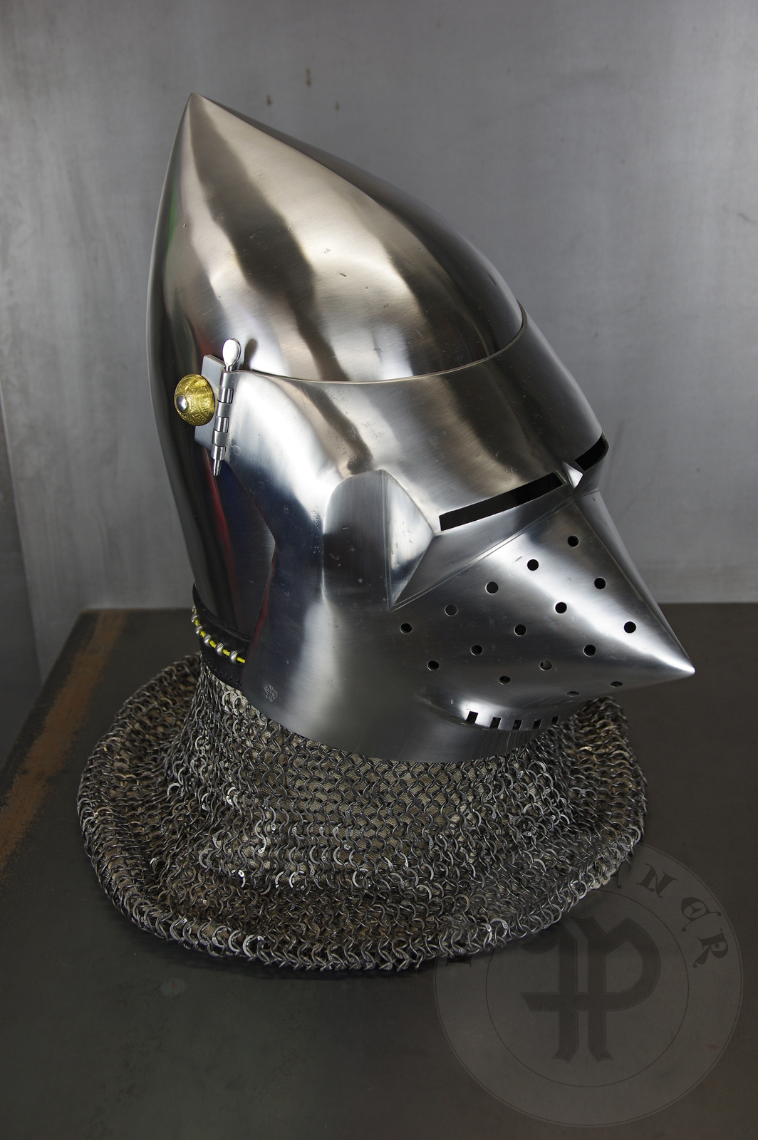The bascinet based on original from Burgos combined with three visors: Loewenburg, Churburg CH16 and a plow like visor. Each visor is raised without welding. Hand engraved brass caps for the hinge's rivets. All hardened and tempered up to 34 HRC./ Basinet wzorowany na oryginale z Burgos w poczeniu z trzema zasonami: Loewenburg, Churburg CH16 i zasonie typu pug lub tzw. abi pysk. Kada z zason wykuta bez spawania. Rcznie grawerowane mosine nakadki na nity od zawiasw zasony. Wszystkie elementy hartowane i odpuszczany do 34 HRC.