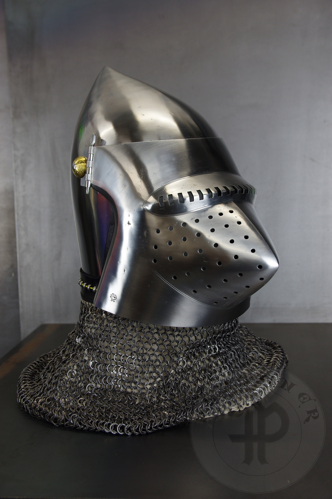 The bascinet based on original from Burgos combined with three visors: Loewenburg, Churburg CH16 and a plow like visor. Each visor is raised without welding. Hand engraved brass caps for the hinge's rivets. All hardened and tempered up to 34 HRC./ Basinet wzorowany na oryginale z Burgos w poczeniu z trzema zasonami: Loewenburg, Churburg CH16 i zasonie typu pug lub tzw. abi pysk. Kada z zason wykuta bez spawania. Rcznie grawerowane mosine nakadki na nity od zawiasw zasony. Wszystkie elementy hartowane i odpuszczany do 34 HRC.