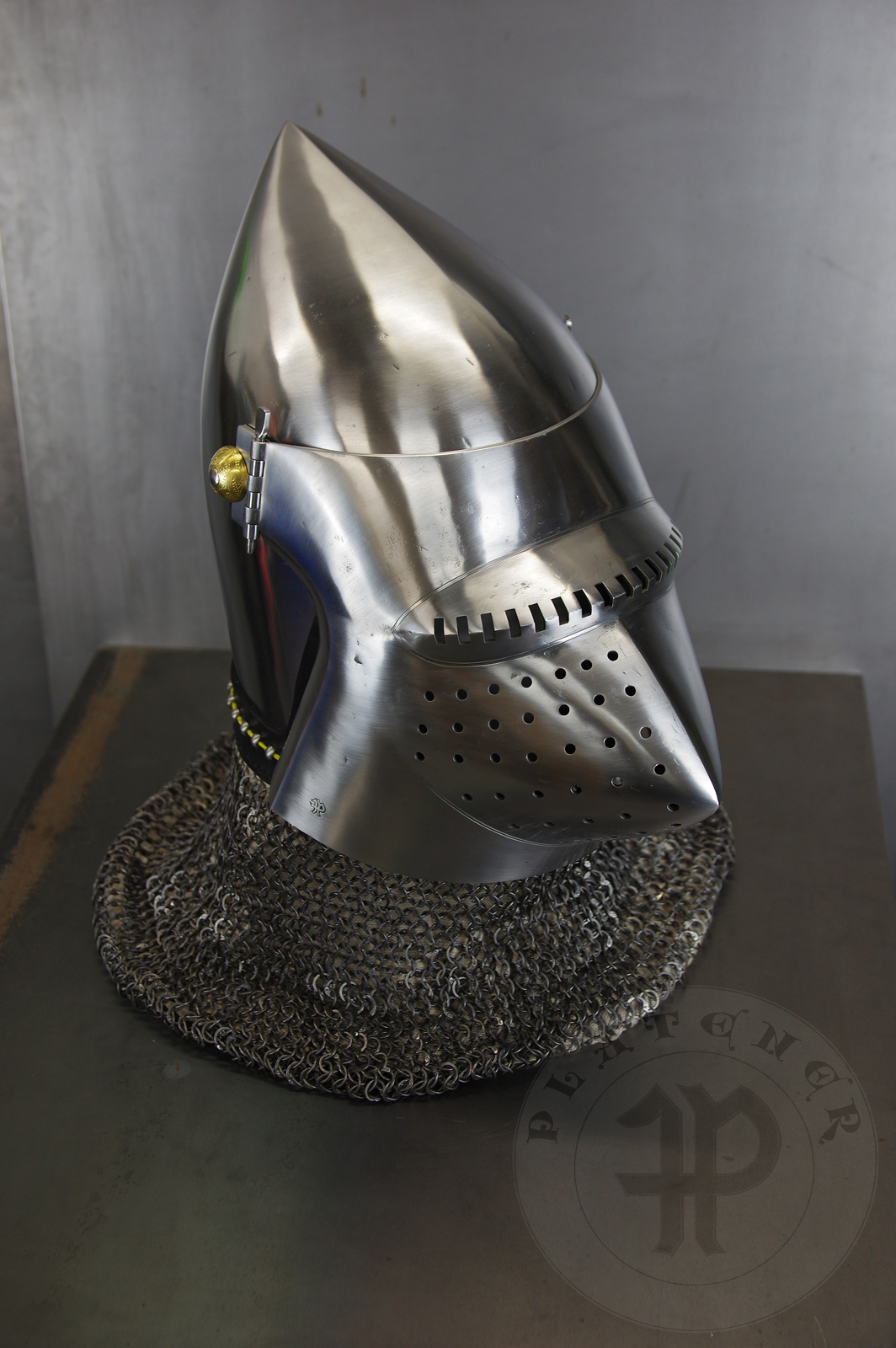 The bascinet based on original from Burgos combined with three visors: Loewenburg, Churburg CH16 and a plow like visor. Each visor is raised without welding. Hand engraved brass caps for the hinge's rivets. All hardened and tempered up to 34 HRC./ Basinet wzorowany na oryginale z Burgos w poczeniu z trzema zasonami: Loewenburg, Churburg CH16 i zasonie typu pug lub tzw. abi pysk. Kada z zason wykuta bez spawania. Rcznie grawerowane mosine nakadki na nity od zawiasw zasony. Wszystkie elementy hartowane i odpuszczany do 34 HRC.