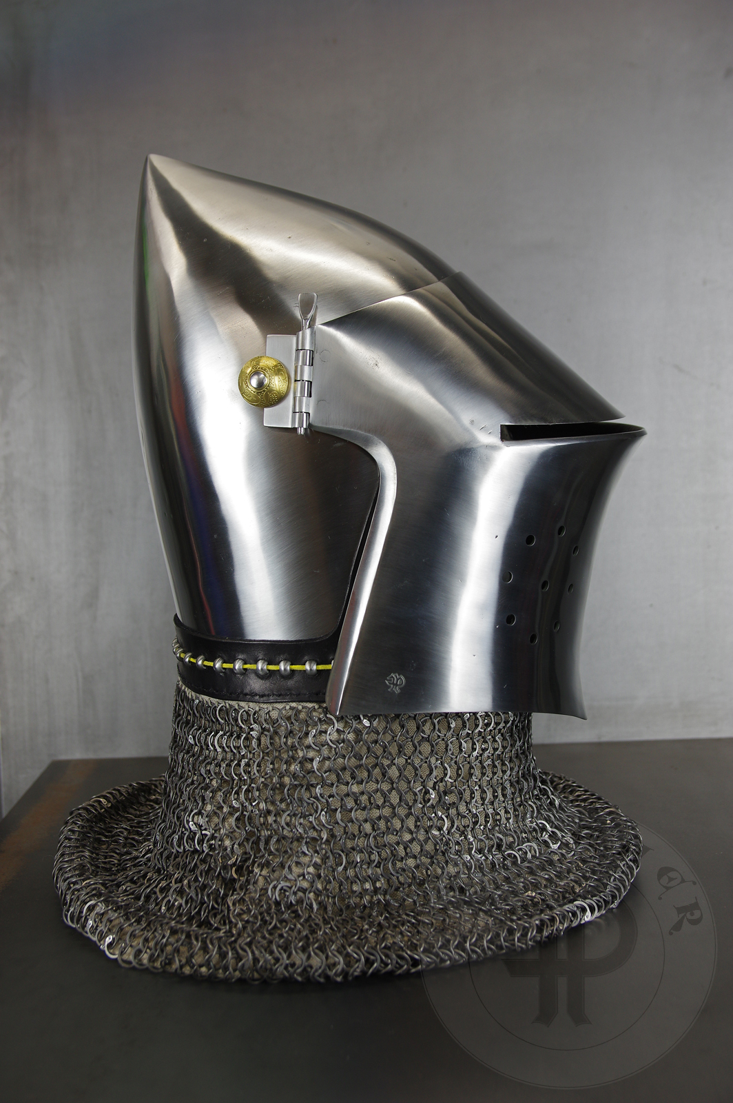The bascinet based on original from Burgos combined with three visors: Loewenburg, Churburg CH16 and a plow like visor. Each visor is raised without welding. Hand engraved brass caps for the hinge's rivets. All hardened and tempered up to 34 HRC./ Basinet wzorowany na oryginale z Burgos w poczeniu z trzema zasonami: Loewenburg, Churburg CH16 i zasonie typu pug lub tzw. abi pysk. Kada z zason wykuta bez spawania. Rcznie grawerowane mosine nakadki na nity od zawiasw zasony. Wszystkie elementy hartowane i odpuszczany do 34 HRC.