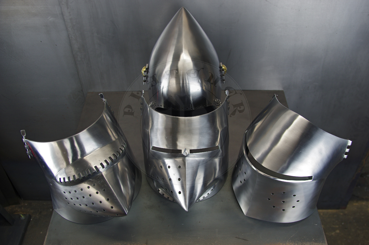 The bascinet based on original from Burgos combined with three visors: Loewenburg, Churburg CH16 and a plow like visor. Each visor is raised without welding. Hand engraved brass caps for the hinge's rivets. All hardened and tempered up to 34 HRC./ Basinet wzorowany na oryginale z Burgos w poczeniu z trzema zasonami: Loewenburg, Churburg CH16 i zasonie typu pug lub tzw. abi pysk. Kada z zason wykuta bez spawania. Rcznie grawerowane mosine nakadki na nity od zawiasw zasony. Wszystkie elementy hartowane i odpuszczany do 34 HRC.