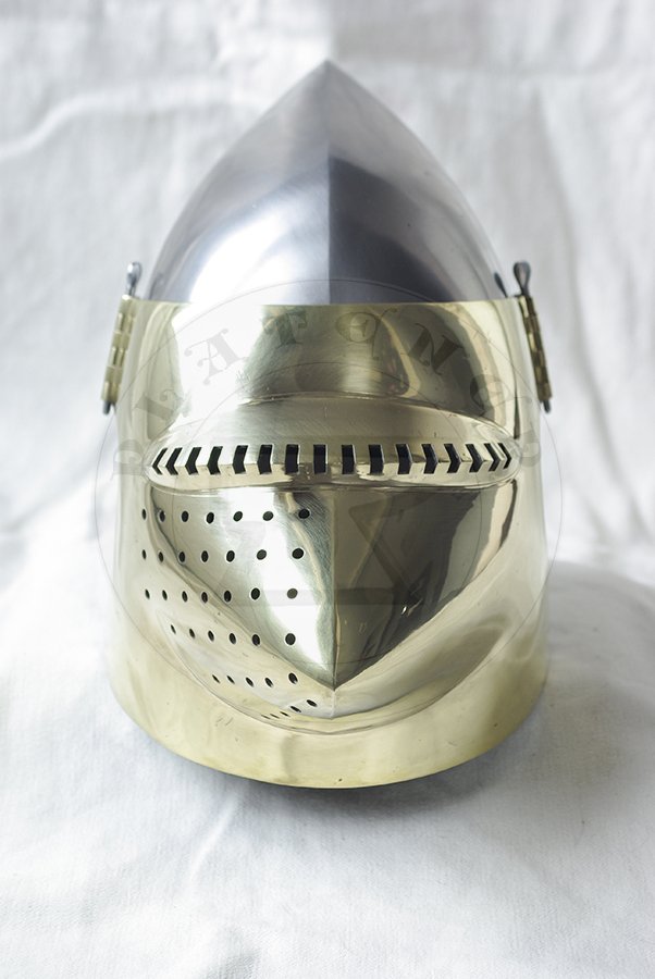 Przybica typu psi pysk z mosidzowan zason wzorowana na hemie CH16 z Churburga./Visored bascinet with brass biled visor based on helmet CH16 from Churburg.