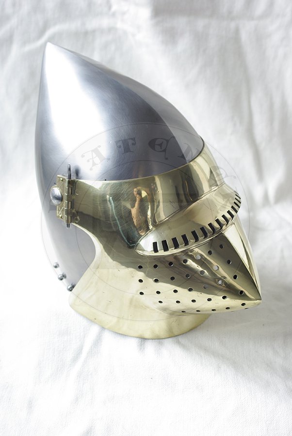 Przybica typu psi pysk z mosidzowan zason wzorowana na hemie CH16 z Churburga./Visored bascinet with brass biled visor based on helmet CH16 from Churburg.