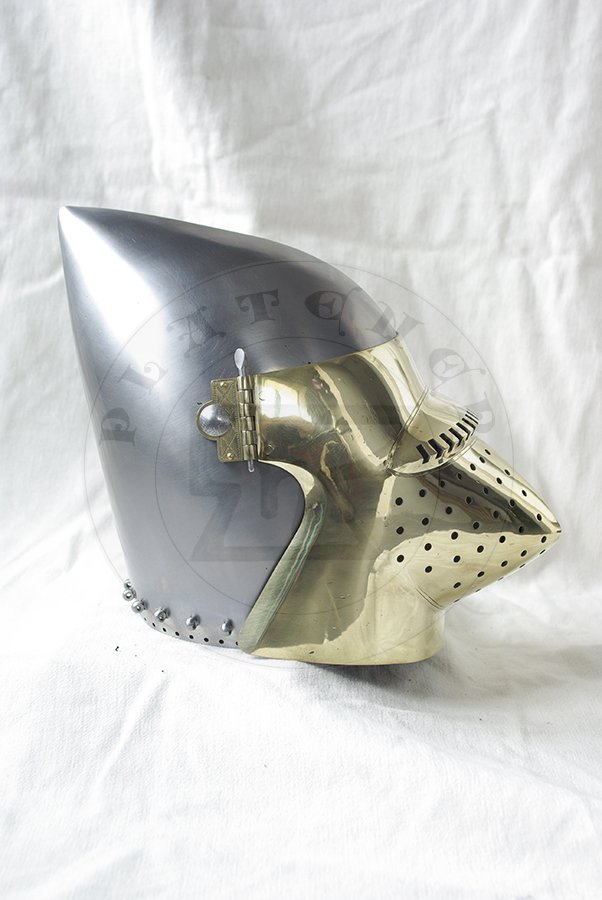Przybica typu psi pysk z mosidzowan zason wzorowana na hemie CH16 z Churburga./Visored bascinet with brass biled visor based on helmet CH16 from Churburg.
