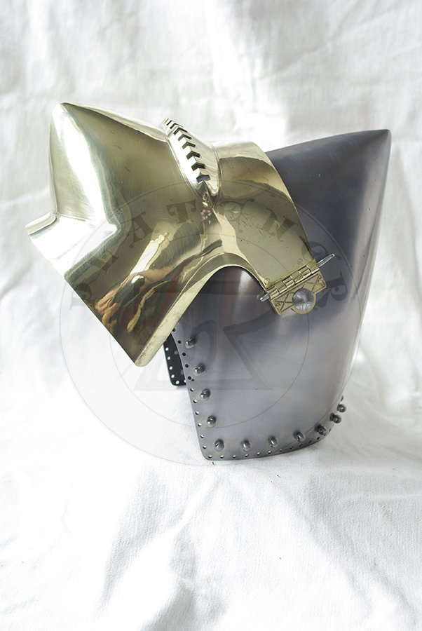 Przybica typu psi pysk z mosidzowan zason wzorowana na hemie CH16 z Churburga./Visored bascinet with brass biled visor based on helmet CH16 from Churburg.