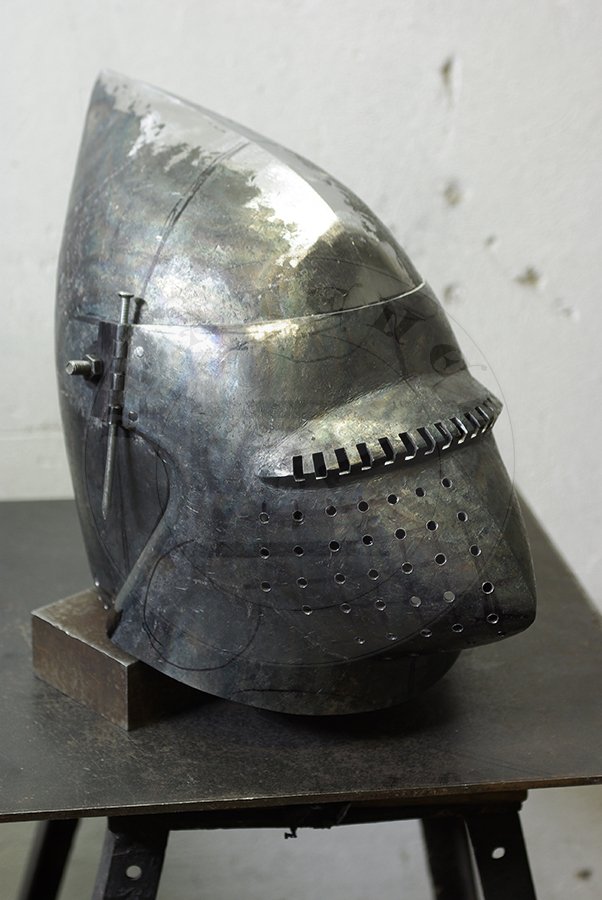 Przybica typu psi pysk z mosidzowan zason wzorowana na hemie CH16 z Churburga./Visored bascinet with brass biled visor based on helmet CH16 from Churburg.