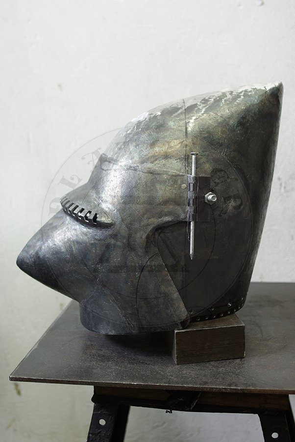 Przybica typu psi pysk z mosidzowan zason wzorowana na hemie CH16 z Churburga./Visored bascinet with brass biled visor based on helmet CH16 from Churburg.
