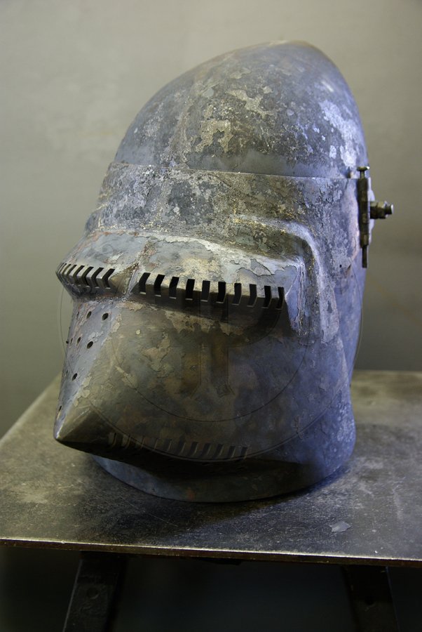 Przybica z zason typu psi pysk tzw. hundsgugel wzorowana na hemie A12 z Kunsthistorisches Museum w Wiedniu. Hem wykonany z wysokiej jakoci stali niskowglowej oraz ulepszony cieplnie do 34 HRC. /Visored bascinet 