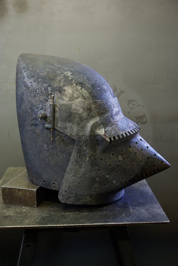 Przybica z zason typu psi pysk tzw. hundsgugel wzorowana na hemie A12 z Kunsthistorisches Museum w Wiedniu. Hem wykonany z wysokiej jakoci stali niskowglowej oraz ulepszony cieplnie do 34 HRC. /Visored bascinet 