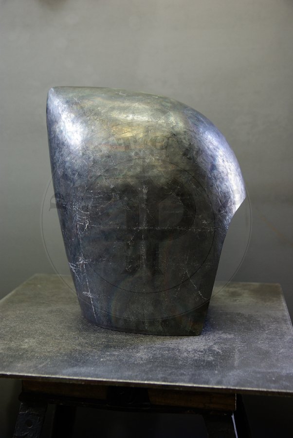 Przybica z zason typu psi pysk tzw. hundsgugel wzorowana na hemie A12 z Kunsthistorisches Museum w Wiedniu. Hem wykonany z wysokiej jakoci stali niskowglowej oraz ulepszony cieplnie do 34 HRC. /Visored bascinet 