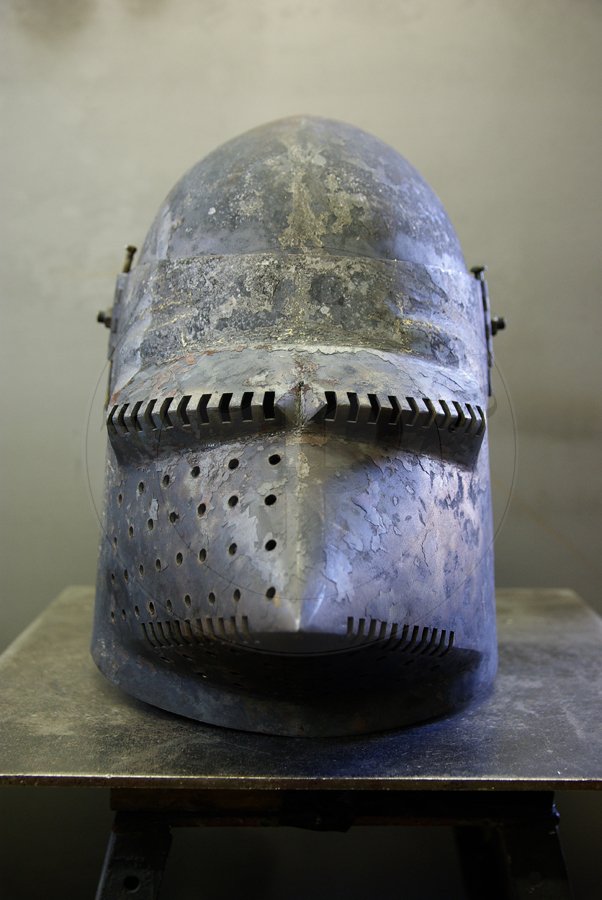 Przybica z zason typu psi pysk tzw. hundsgugel wzorowana na hemie A12 z Kunsthistorisches Museum w Wiedniu. Hem wykonany z wysokiej jakoci stali niskowglowej oraz ulepszony cieplnie do 34 HRC. /Visored bascinet 