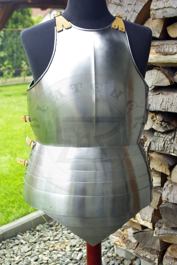 Hartowany kirys biay wykonany w caoci ze stali redniowglowej. Datowany na koniec XIV wieku - pocztek XV./ Heat hardened and tempered full cuirass made from medium carboon steel, late XIV c. - begin of XV c.