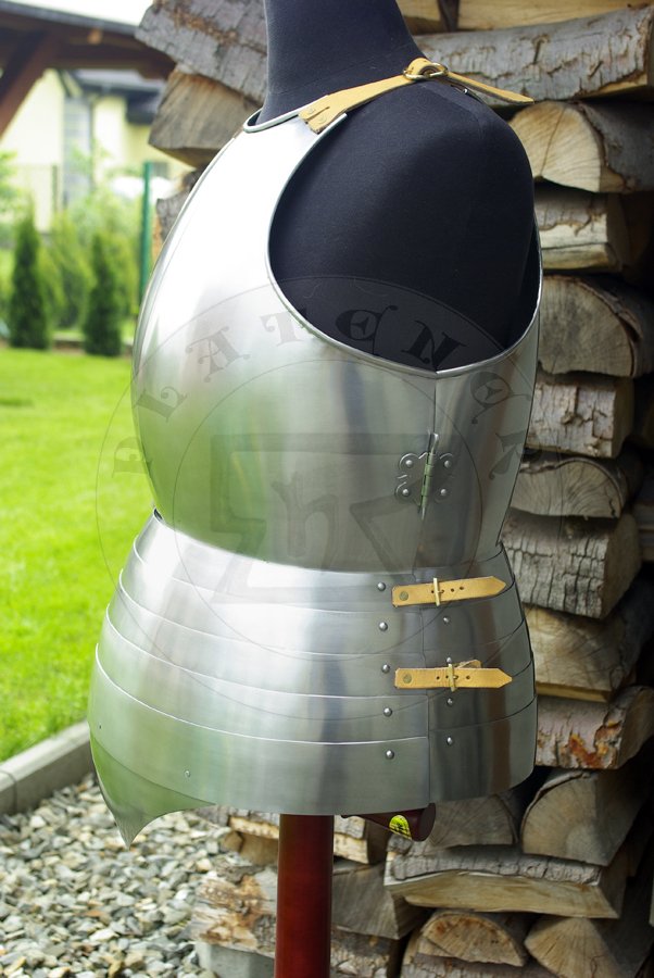 Hartowany kirys biay wykonany w caoci ze stali redniowglowej. Datowany na koniec XIV wieku - pocztek XV./ Heat hardened and tempered full cuirass made from medium carboon steel, late XIV c. - begin of XV c.
