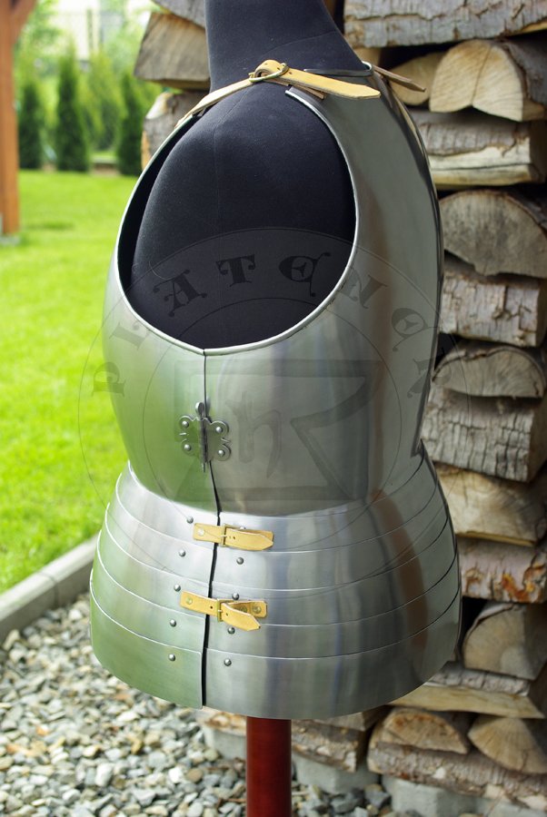 Hartowany kirys biay wykonany w caoci ze stali redniowglowej. Datowany na koniec XIV wieku - pocztek XV./ Heat hardened and tempered full cuirass made from medium carboon steel, late XIV c. - begin of XV c.