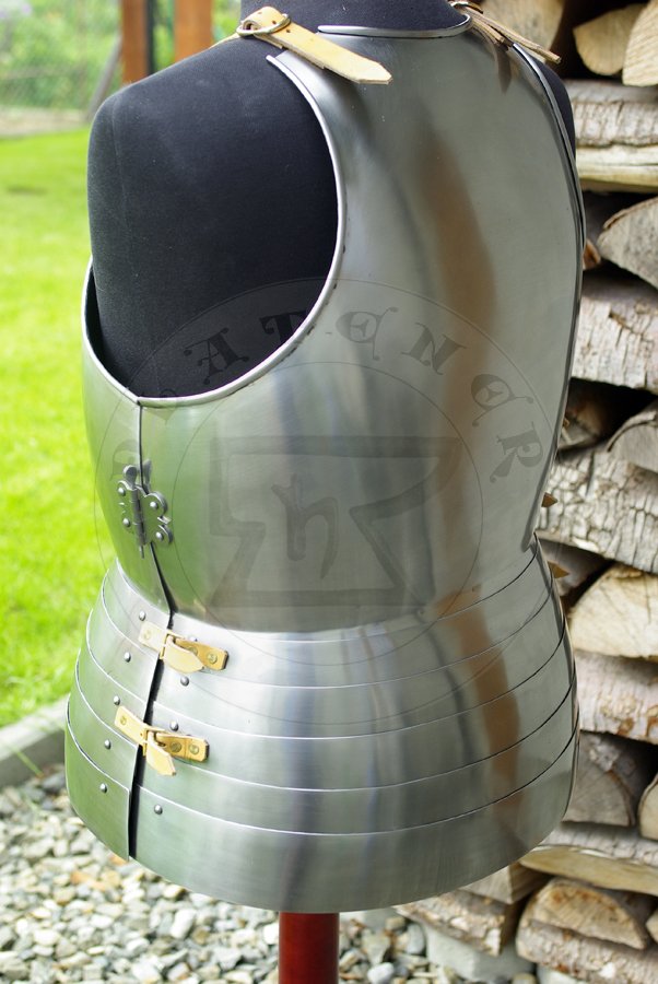 Hartowany kirys biay wykonany w caoci ze stali redniowglowej. Datowany na koniec XIV wieku - pocztek XV./ Heat hardened and tempered full cuirass made from medium carboon steel, late XIV c. - begin of XV c.