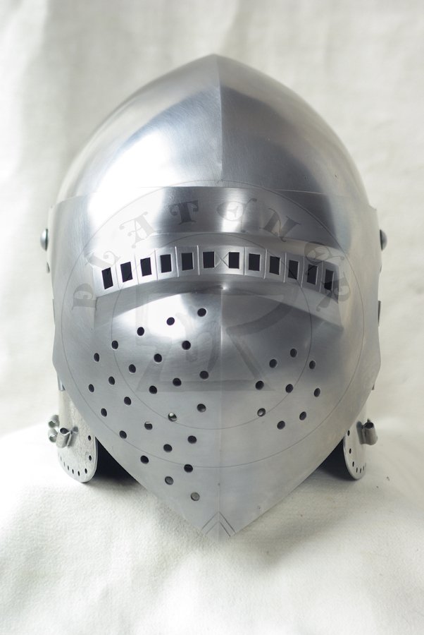 Hartowany klappvisier z zason na zawiasach skroniowych, koniec XIV wieku. Dzwon i zasona kute z jednego kawaka stali redniowglowej./ Heat hardened klappvisier bascinet with side mounted visor, end of XIV c. Skull and visor each raised from one piece of style.