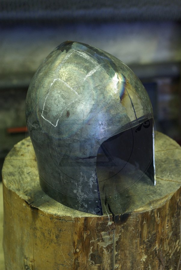 Przybica starszego typu - klappvisier, wzorowany na zabytku z Deutsches Historisches Museum, datowany na lata 1350-1370/Klappvisier bascinet based on helmet from Deutsches Historisches Museum, 1350-1370