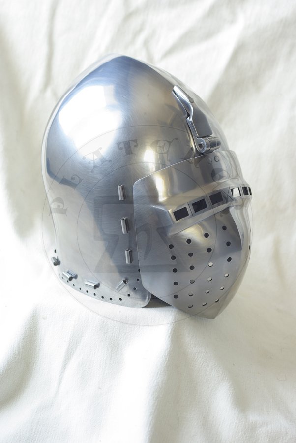 Przybica starszego typu - klappvisier, wzorowany na zabytku z Deutsches Historisches Museum, datowany na lata 1350-1370/Klappvisier bascinet based on helmet from Deutsches Historisches Museum, 1350-1370