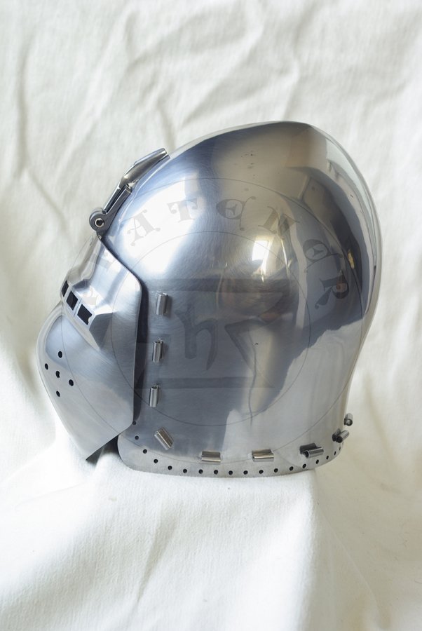 Przybica starszego typu - klappvisier, wzorowany na zabytku z Deutsches Historisches Museum, datowany na lata 1350-1370/Klappvisier bascinet based on helmet from Deutsches Historisches Museum, 1350-1370