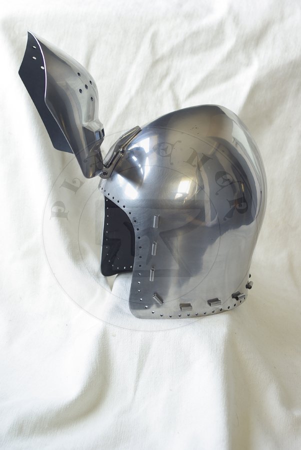 Przybica starszego typu - klappvisier, wzorowany na zabytku z Deutsches Historisches Museum, datowany na lata 1350-1370/Klappvisier bascinet based on helmet from Deutsches Historisches Museum, 1350-1370