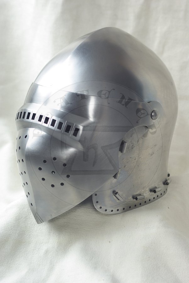 Hartowany klappvisier z zason na zawiasach skroniowych, koniec XIV wieku. Dzwon i zasona kute z jednego kawaka stali redniowglowej./ Heat hardened klappvisier bascinet with side mounted visor, end of XIV c. Skull and visor each raised from one piece of style.