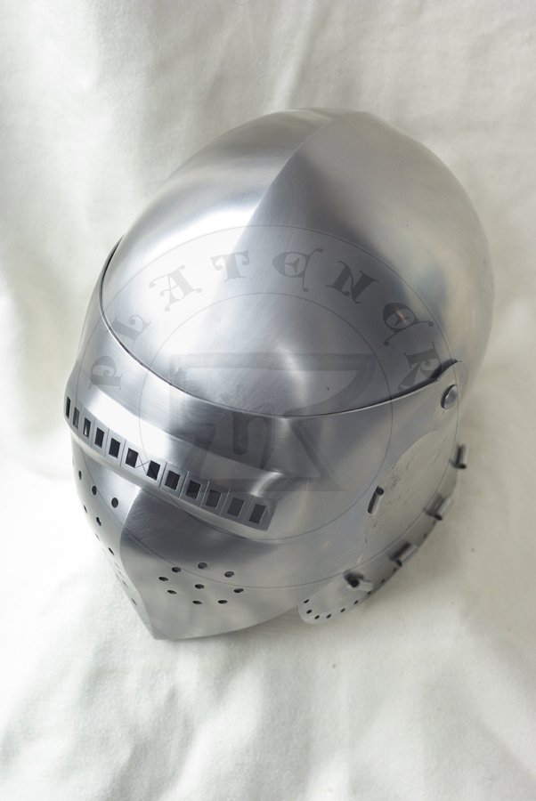 Hartowany klappvisier z zason na zawiasach skroniowych, koniec XIV wieku. Dzwon i zasona kute z jednego kawaka stali redniowglowej./ Heat hardened klappvisier bascinet with side mounted visor, end of XIV c. Skull and visor each raised from one piece of style.