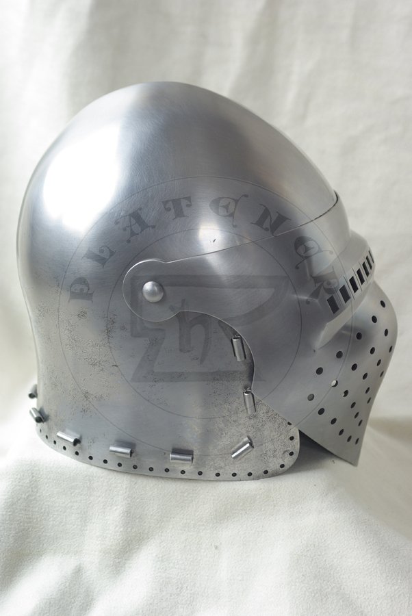 Hartowany klappvisier z zason na zawiasach skroniowych, koniec XIV wieku. Dzwon i zasona kute z jednego kawaka stali redniowglowej./ Heat hardened klappvisier bascinet with side mounted visor, end of XIV c. Skull and visor each raised from one piece of style.