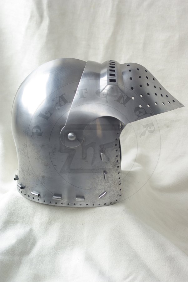 Hartowany klappvisier z zason na zawiasach skroniowych, koniec XIV wieku. Dzwon i zasona kute z jednego kawaka stali redniowglowej./ Heat hardened klappvisier bascinet with side mounted visor, end of XIV c. Skull and visor each raised from one piece of style.
