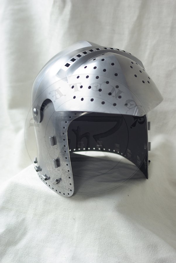 Hartowany klappvisier z zason na zawiasach skroniowych, koniec XIV wieku. Dzwon i zasona kute z jednego kawaka stali redniowglowej./ Heat hardened klappvisier bascinet with side mounted visor, end of XIV c. Skull and visor each raised from one piece of style.
