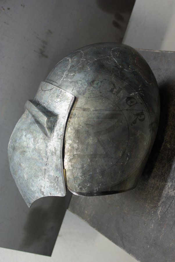 Przybica z zason typu klappvisier wzorowana na dwch rdach: dzwon na basinecie z Sion oraz zasona na zabytku z Muzeum Uniwersytetu w Marburgu, Inv.-Nr. 185. Do zaosny zostay dodane dodatkowe otwory wentylacyjne z lewej strony oraz wizura zostaa podzielona na mae prostokty dla wikszej ochrony./Bascinet with klappvisier visor based on two sources: skull on bascinet from Sion and visor on klappvisier from Marburg, University Museum, Inv.-Nr. 185. For the visor I added additional vent holes on left side and divided eye slot into small rectangles for better protection.