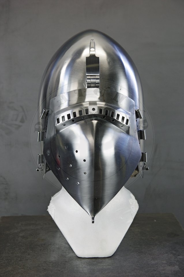 Klappvisier bascinet inspired by helmet from Musee de Valere, Sion c. 1360-1380. Skull raised from two halves of 2 mm high quality mild steel, heat hardened and tempered up to 34 HRC. Visor raised from 2 mm medium carbon steel and hardened and tempered up to 42 HRC. Visor hinge made of medium carbon steel. Visor is removable. Weight 2,950 kg. /Klappvisier zainspirowany hemem z  Musee de Valere, Sion datowany na 1360-1380. Dzwon wykuty z dwch powek  2 mm wysokiej jakoci stali niskowglowej, hartowany i odpuszczany do 34 HRC. Zasona wykuta z 2 mm stali redniowglowej, hartowana i odpuszczana do 42 HRC. Zawias zasony wykonany ze stali redniowglowej. Zasona jest zdejmowana. Waga 2,950 kg.