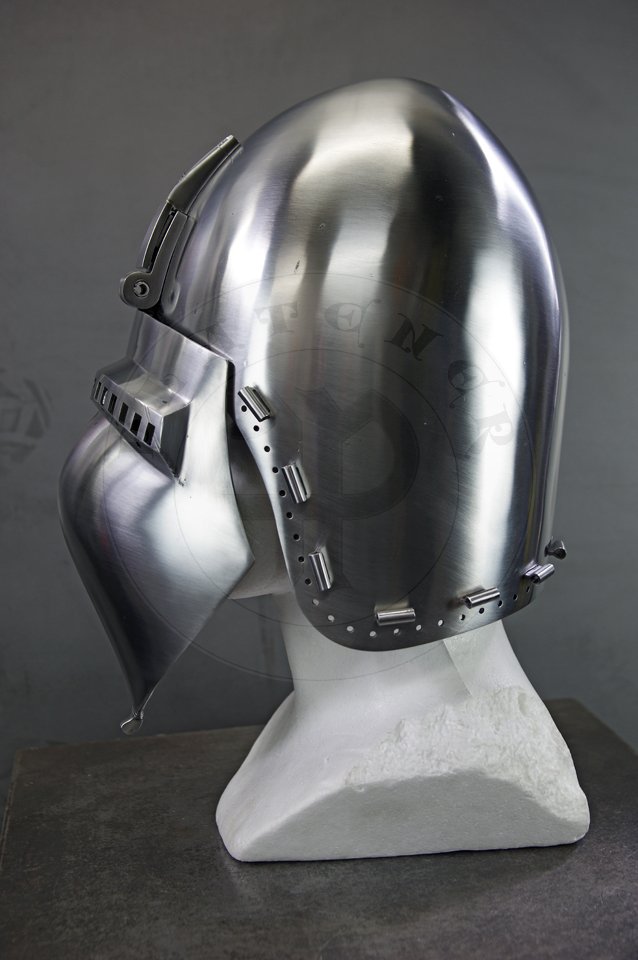 Klappvisier bascinet inspired by helmet from Musee de Valere, Sion c. 1360-1380. Skull raised from two halves of 2 mm high quality mild steel, heat hardened and tempered up to 34 HRC. Visor raised from 2 mm medium carbon steel and hardened and tempered up to 42 HRC. Visor hinge made of medium carbon steel. Visor is removable. Weight 2,950 kg. /Klappvisier zainspirowany hemem z  Musee de Valere, Sion datowany na 1360-1380. Dzwon wykuty z dwch powek  2 mm wysokiej jakoci stali niskowglowej, hartowany i odpuszczany do 34 HRC. Zasona wykuta z 2 mm stali redniowglowej, hartowana i odpuszczana do 42 HRC. Zawias zasony wykonany ze stali redniowglowej. Zasona jest zdejmowana. Waga 2,950 kg.