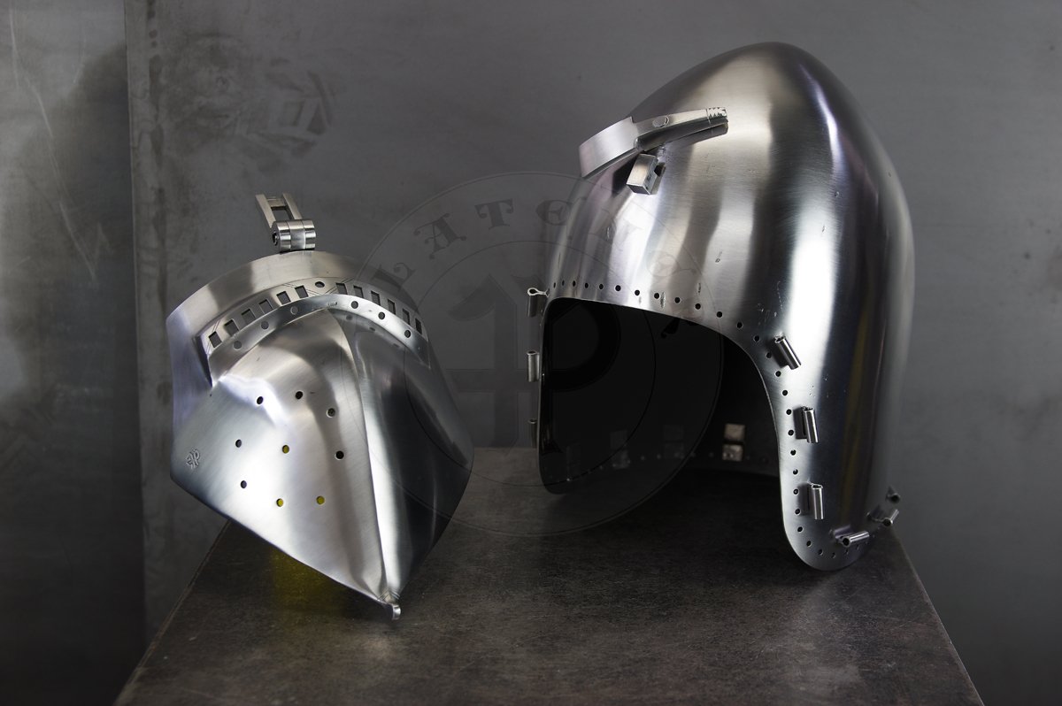 Klappvisier bascinet inspired by helmet from Musee de Valere, Sion c. 1360-1380. Skull raised from two halves of 2 mm high quality mild steel, heat hardened and tempered up to 34 HRC. Visor raised from 2 mm medium carbon steel and hardened and tempered up to 42 HRC. Visor hinge made of medium carbon steel. Visor is removable. Weight 2,950 kg. /Klappvisier zainspirowany hemem z  Musee de Valere, Sion datowany na 1360-1380. Dzwon wykuty z dwch powek  2 mm wysokiej jakoci stali niskowglowej, hartowany i odpuszczany do 34 HRC. Zasona wykuta z 2 mm stali redniowglowej, hartowana i odpuszczana do 42 HRC. Zawias zasony wykonany ze stali redniowglowej. Zasona jest zdejmowana. Waga 2,950 kg.