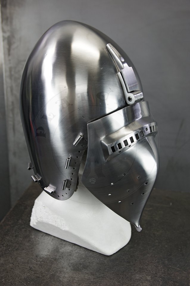 Klappvisier bascinet inspired by helmet from Musee de Valere, Sion c. 1360-1380. Skull raised from two halves of 2 mm high quality mild steel, heat hardened and tempered up to 34 HRC. Visor raised from 2 mm medium carbon steel and hardened and tempered up to 42 HRC. Visor hinge made of medium carbon steel. Visor is removable. Weight 2,950 kg. /Klappvisier zainspirowany hemem z  Musee de Valere, Sion datowany na 1360-1380. Dzwon wykuty z dwch powek  2 mm wysokiej jakoci stali niskowglowej, hartowany i odpuszczany do 34 HRC. Zasona wykuta z 2 mm stali redniowglowej, hartowana i odpuszczana do 42 HRC. Zawias zasony wykonany ze stali redniowglowej. Zasona jest zdejmowana. Waga 2,950 kg.